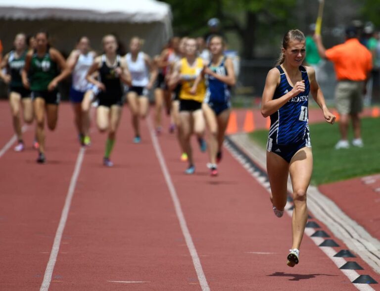 runner leading the 1600m race at states