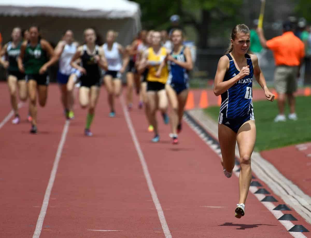 runner leading the 1600m race at states